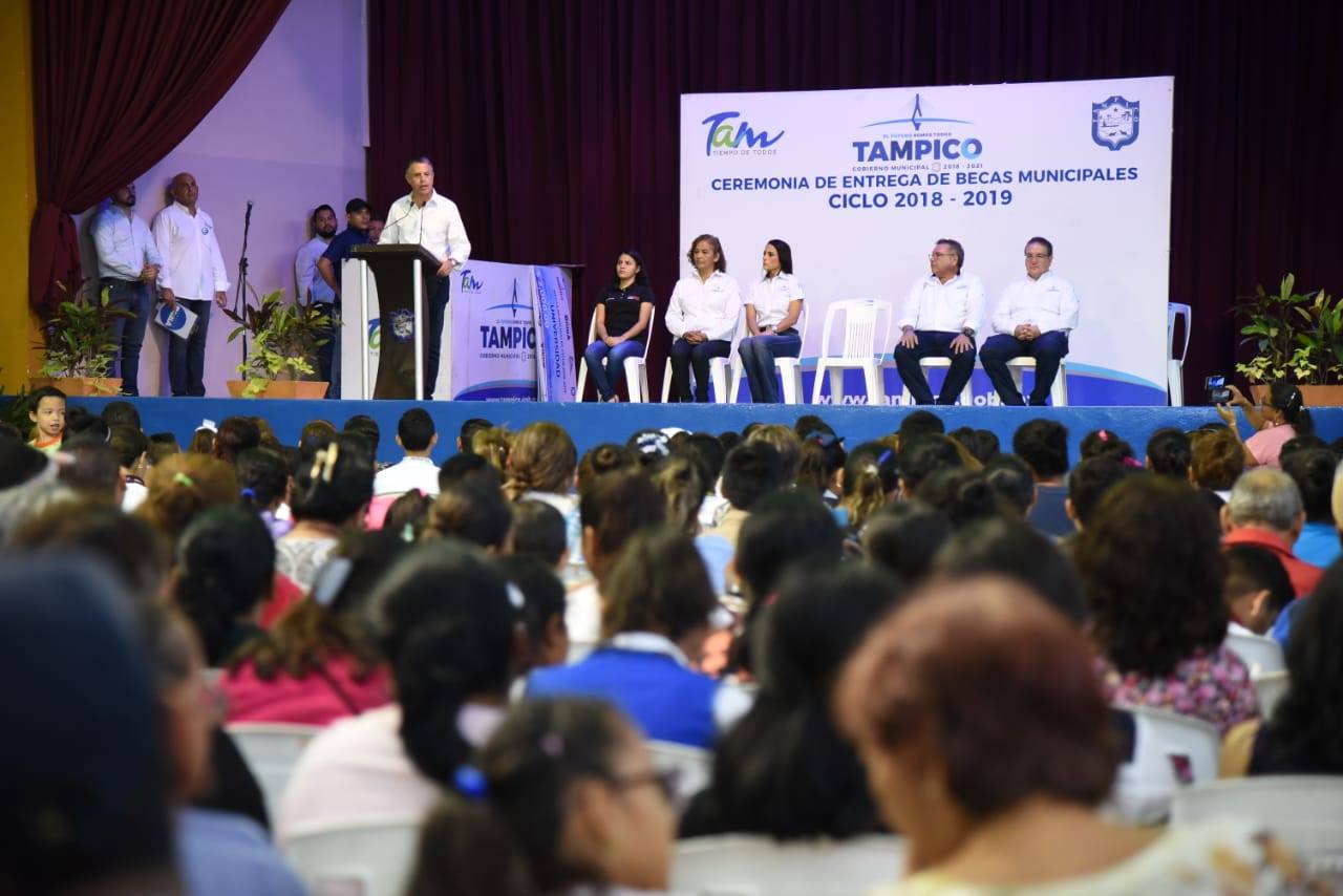 Concluye entrega de becas