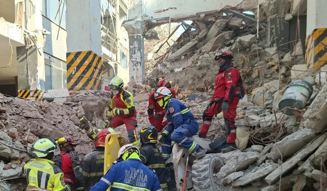 Marina participa en rescate tras colapso de edificio en CDMX